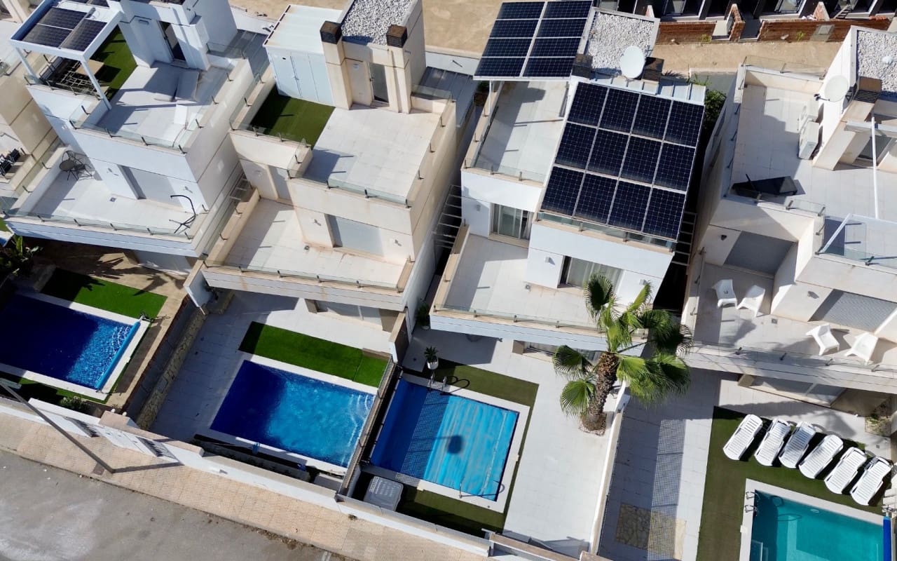 3 soveværelse Villa til salg i Orihuela Costa med swimmingpool - € 389.000 (Ref: 9421556)