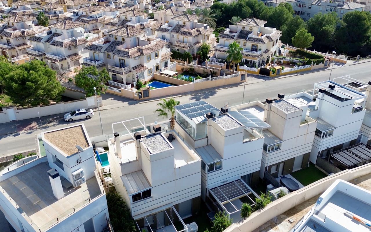 3 soveværelse Villa til salg i Orihuela Costa med swimmingpool - € 389.000 (Ref: 9421556)