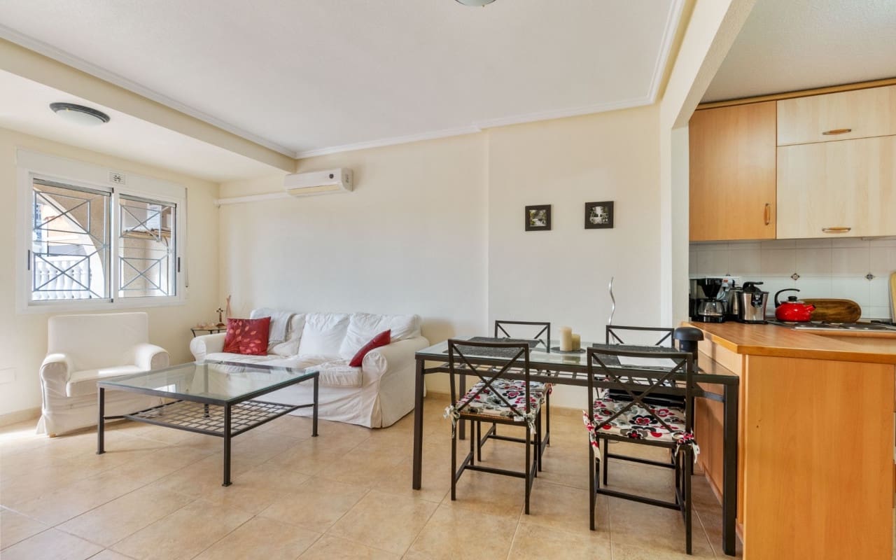 4 soveværelse Byhus til salg i Torrevieja med swimmingpool - € 259.000 (Ref: 9428159)