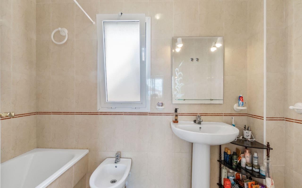 4 soveværelse Byhus til salg i Torrevieja med swimmingpool - € 259.000 (Ref: 9428159)