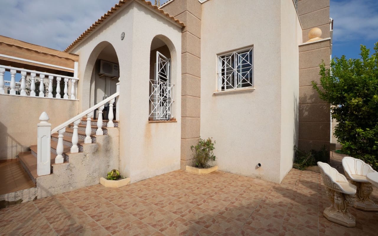 4 soveværelse Byhus til salg i Torrevieja med swimmingpool - € 259.000 (Ref: 9428159)