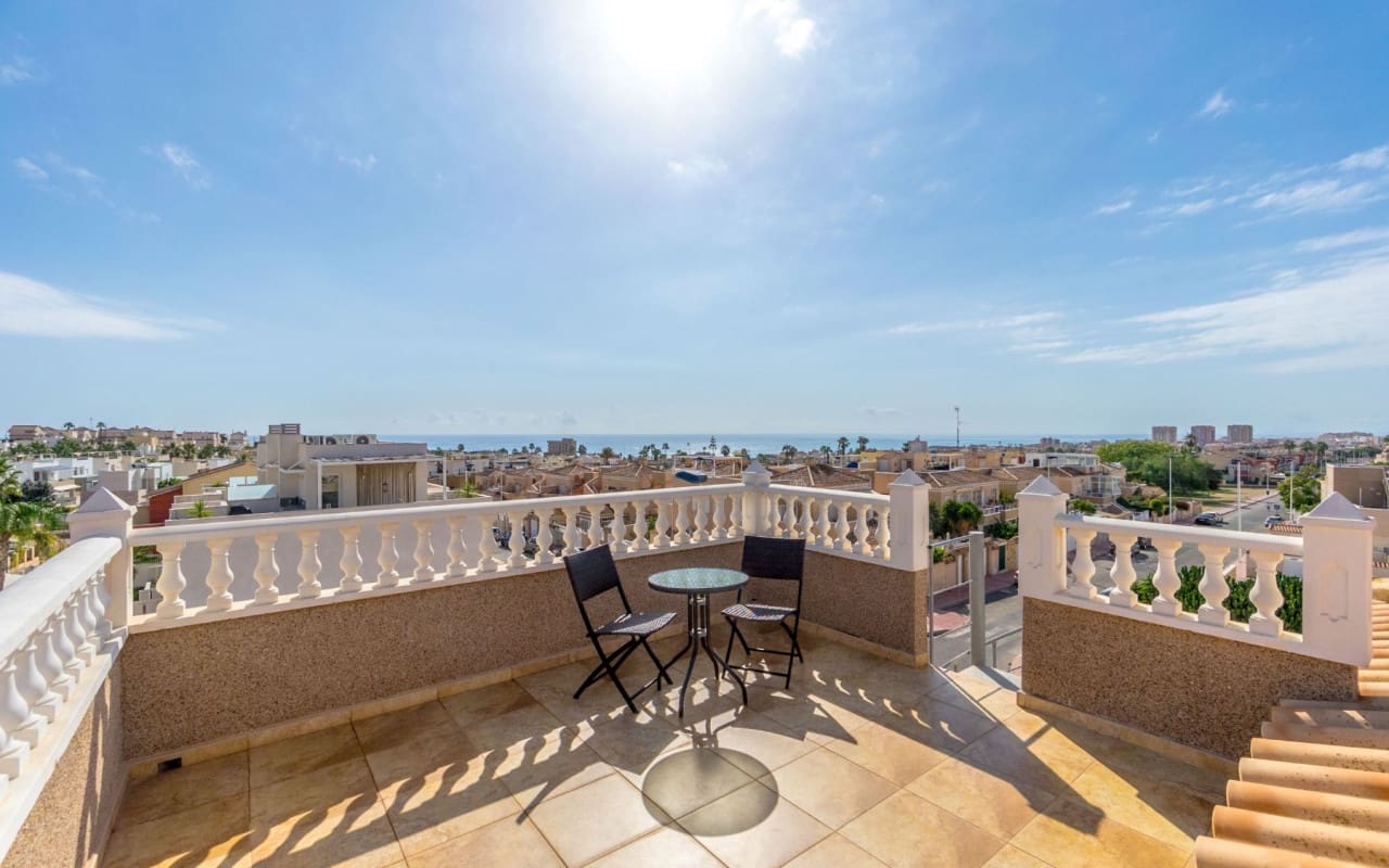 4 soveværelse Byhus til salg i Torrevieja med swimmingpool - € 259.000 (Ref: 9428159)
