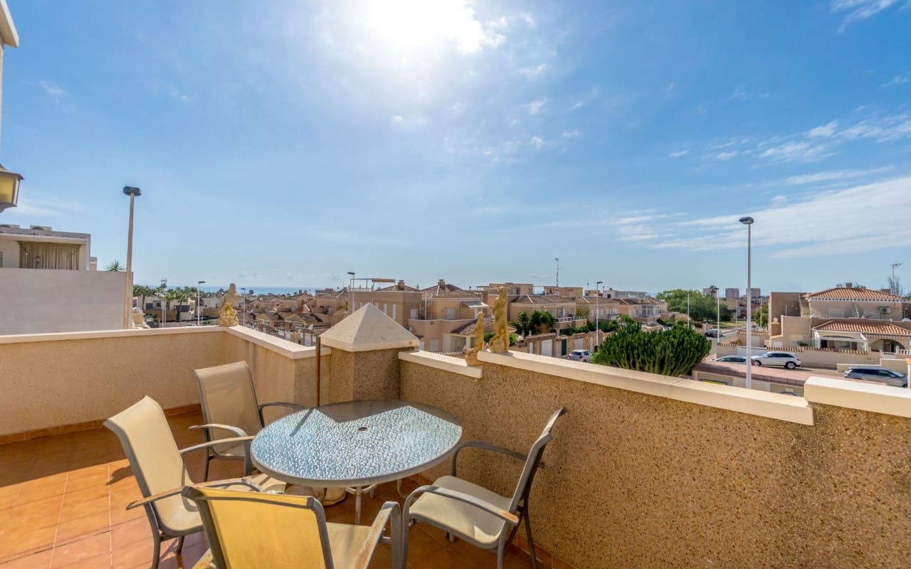 4 soveværelse Byhus til salg i Torrevieja med swimmingpool - € 259.000 (Ref: 9428159)