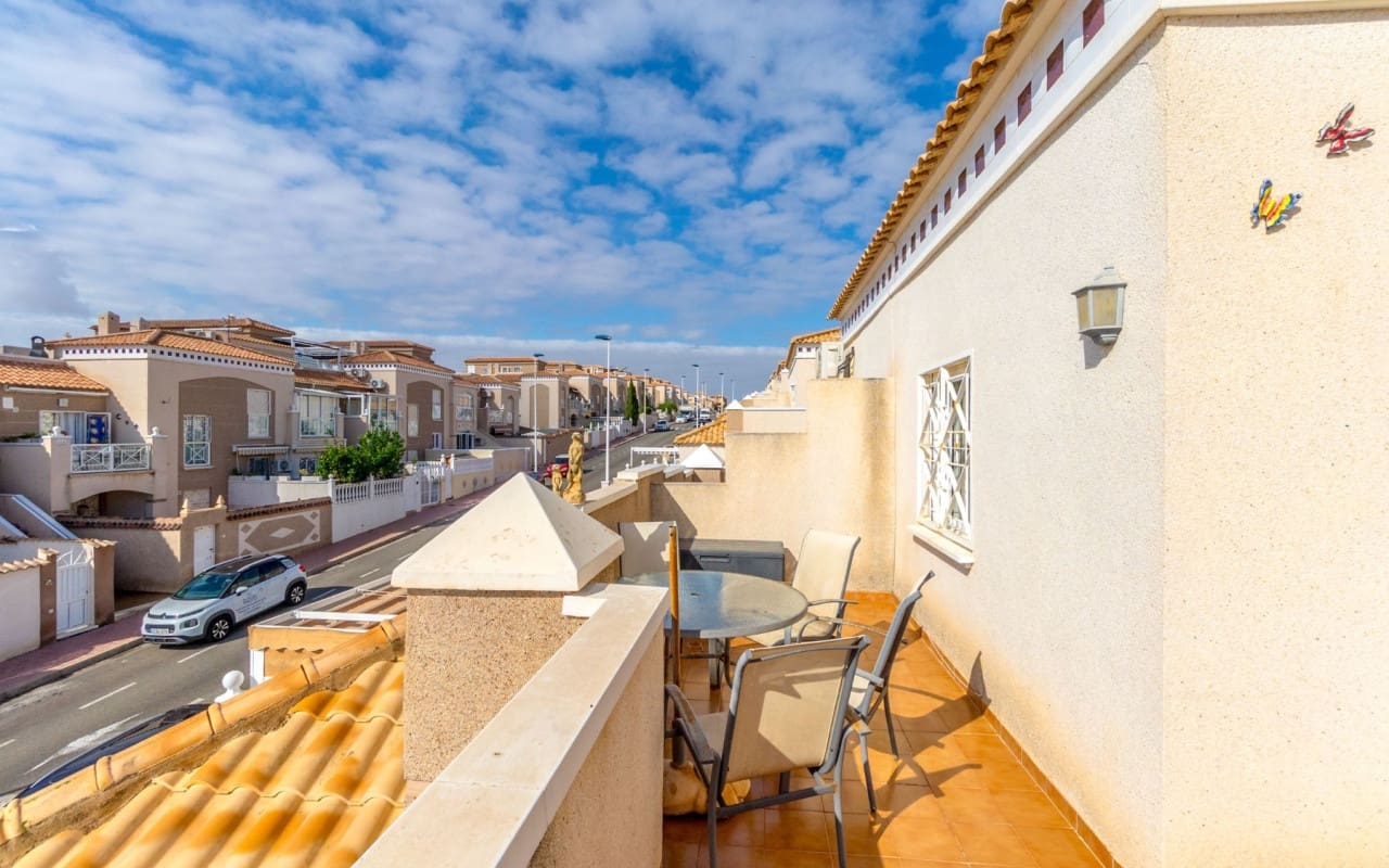 4 soveværelse Byhus til salg i Torrevieja med swimmingpool - € 259.000 (Ref: 9428159)