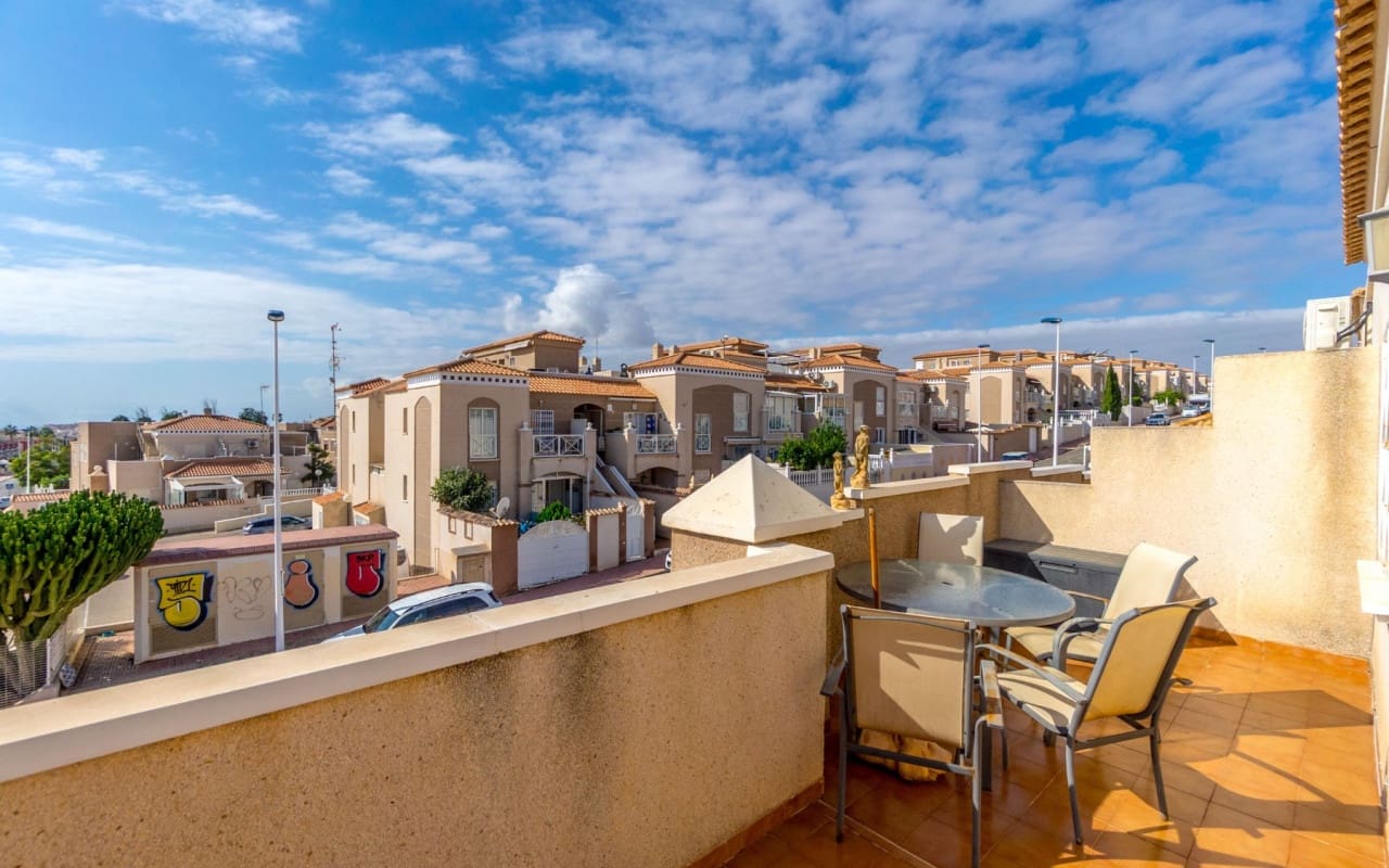 4 soveværelse Byhus til salg i Torrevieja med swimmingpool - € 259.000 (Ref: 9428159)