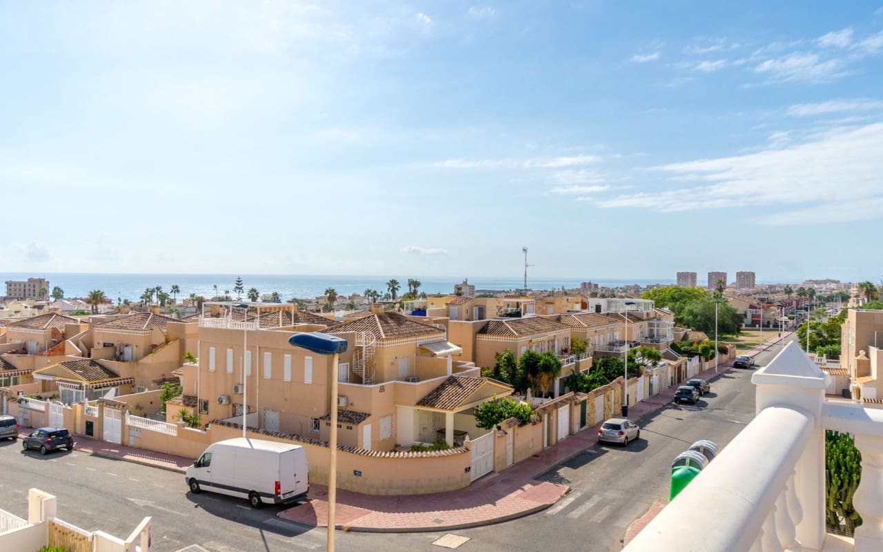 4 soveværelse Byhus til salg i Torrevieja med swimmingpool - € 259.000 (Ref: 9428159)