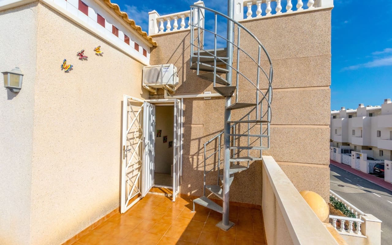 4 soveværelse Byhus til salg i Torrevieja med swimmingpool - € 259.000 (Ref: 9428159)