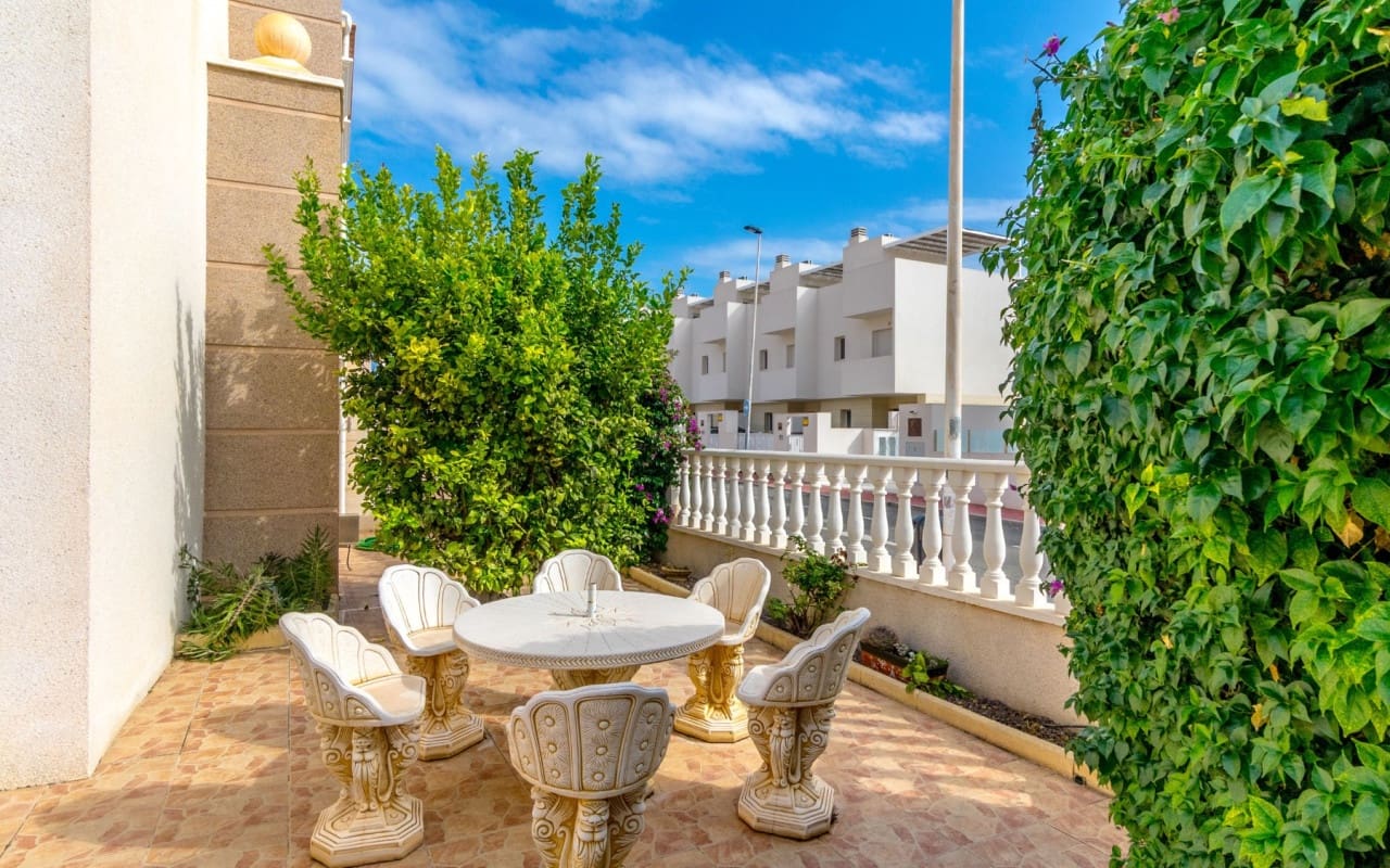4 soveværelse Byhus til salg i Torrevieja med swimmingpool - € 259.000 (Ref: 9428159)