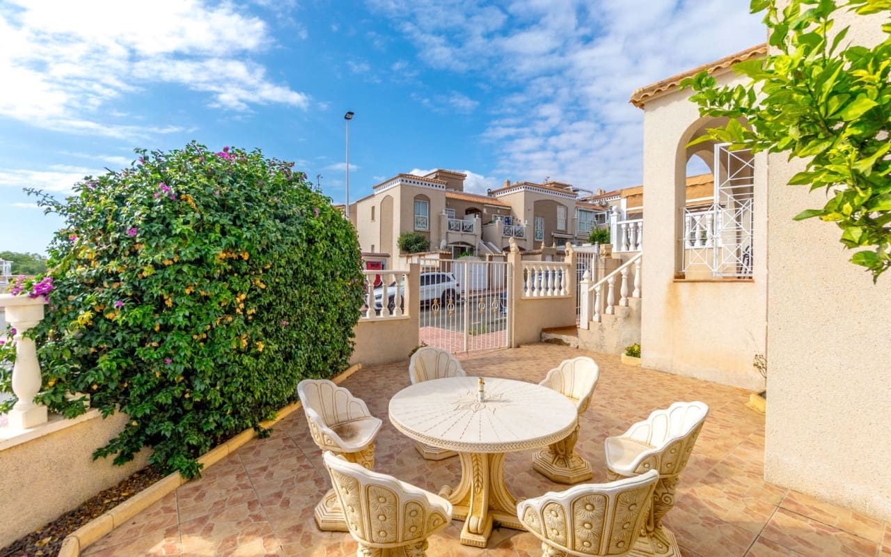 4 soveværelse Byhus til salg i Torrevieja med swimmingpool - € 259.000 (Ref: 9428159)