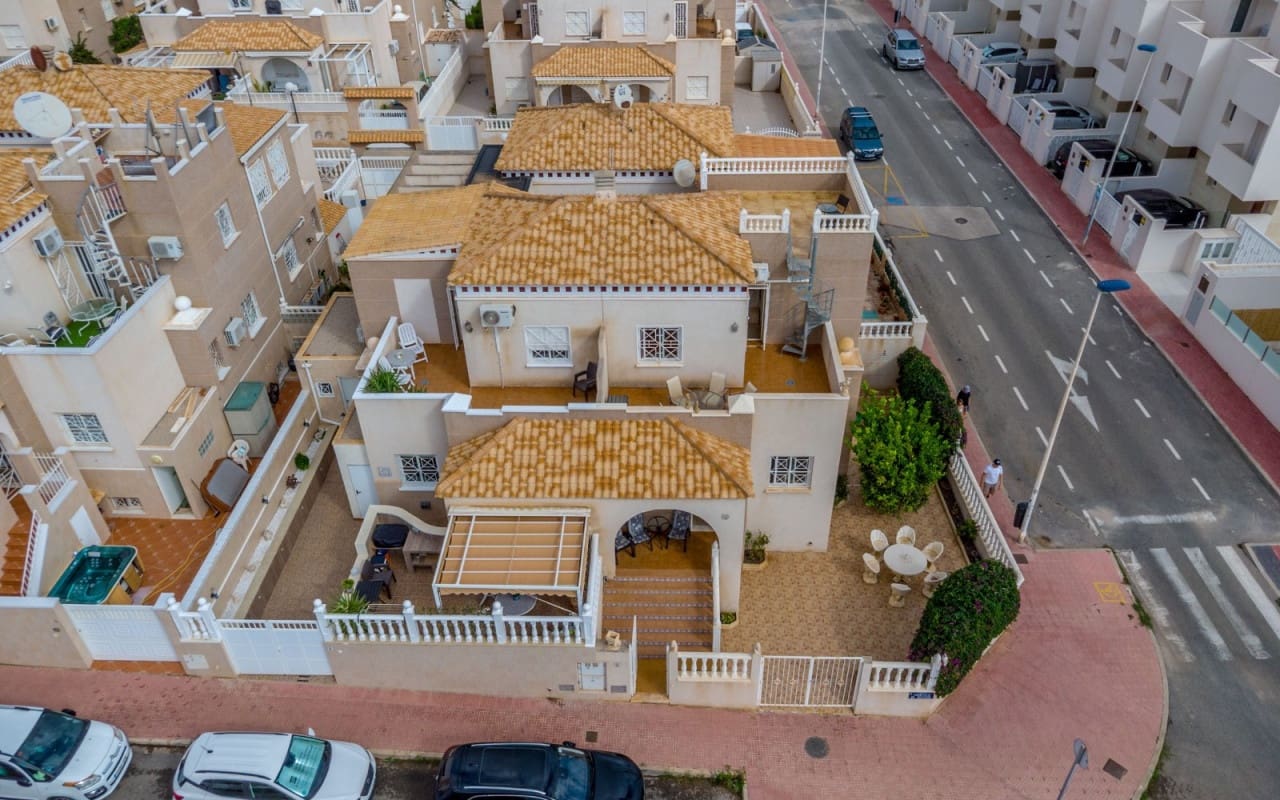 4 soveværelse Byhus til salg i Torrevieja med swimmingpool - € 259.000 (Ref: 9428159)
