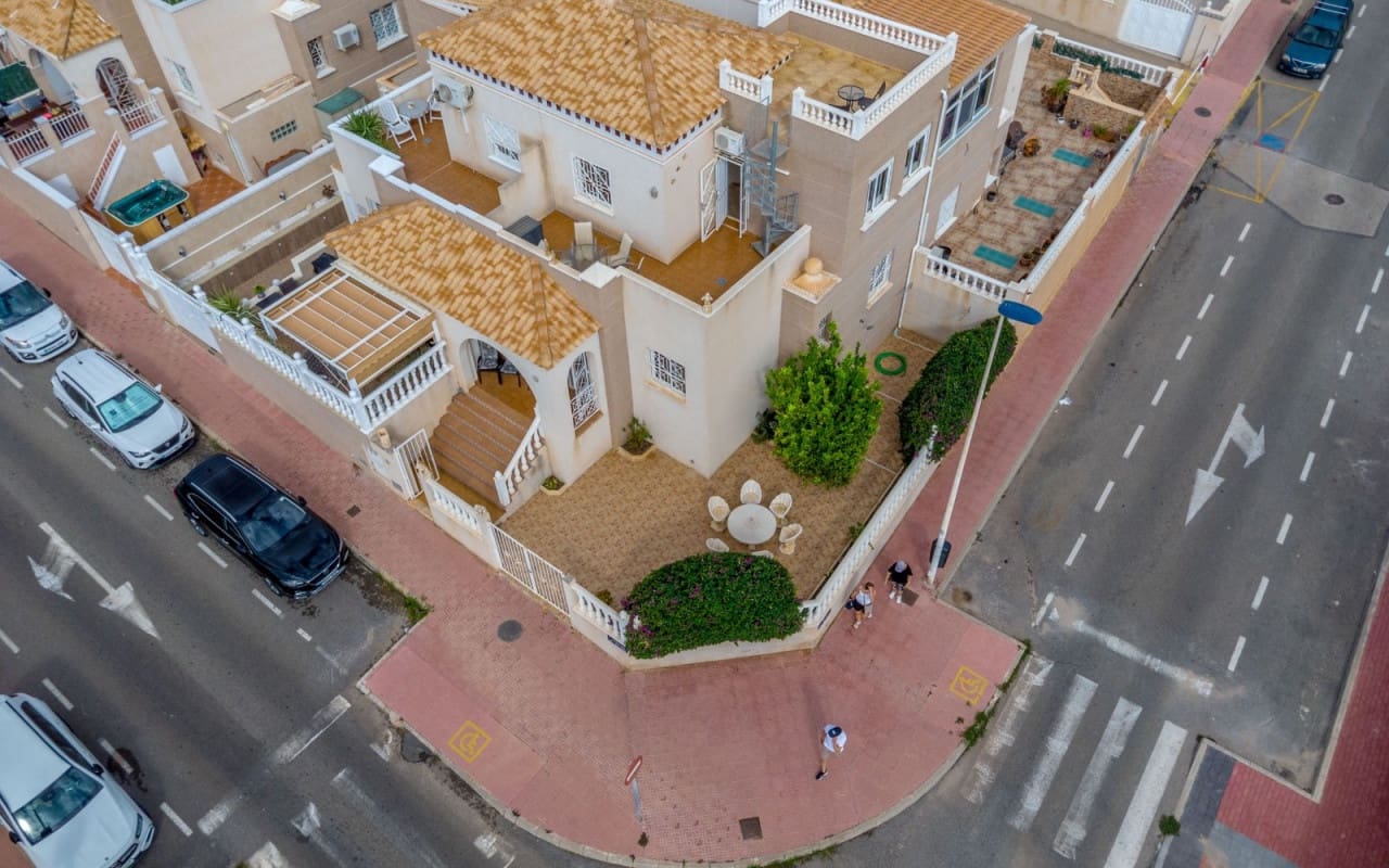 4 soveværelse Byhus til salg i Torrevieja med swimmingpool - € 259.000 (Ref: 9428159)