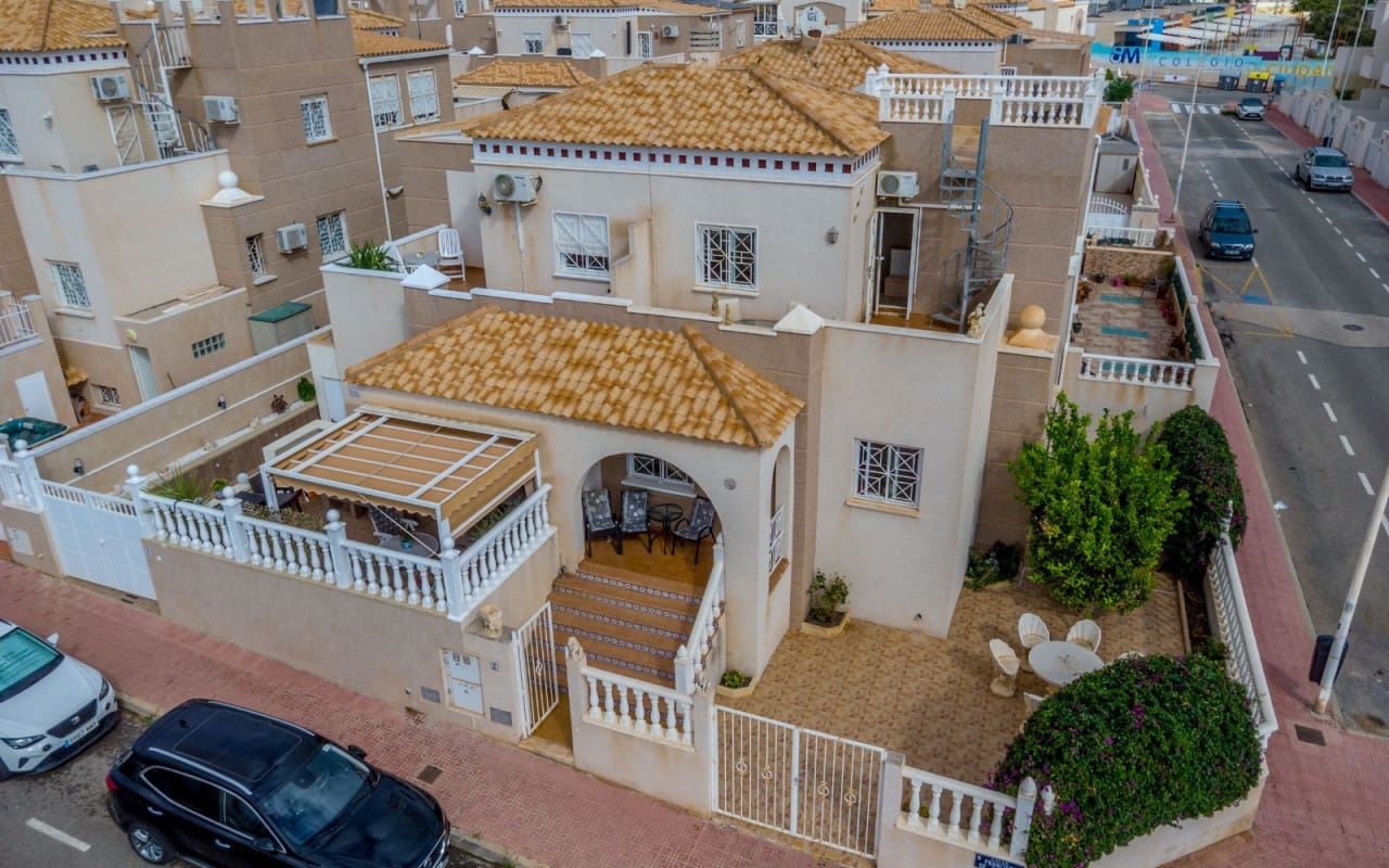 4 soveværelse Byhus til salg i Torrevieja med swimmingpool - € 259.000 (Ref: 9428159)