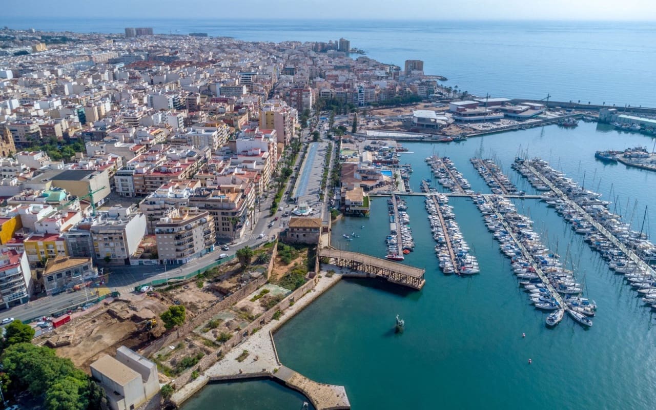 3 soveværelse Strandlejlighed til salg i Torrevieja med swimmingpool - € 359.000 (Ref: 9428164)