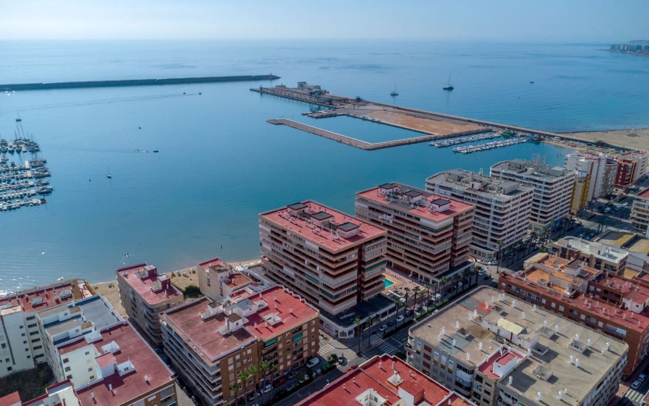 3 soveværelse Strandlejlighed til salg i Torrevieja med swimmingpool - € 359.000 (Ref: 9428164)