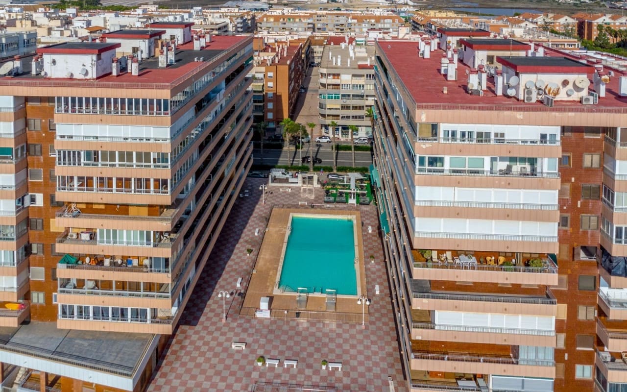 3 soveværelse Strandlejlighed til salg i Torrevieja med swimmingpool - € 359.000 (Ref: 9428164)