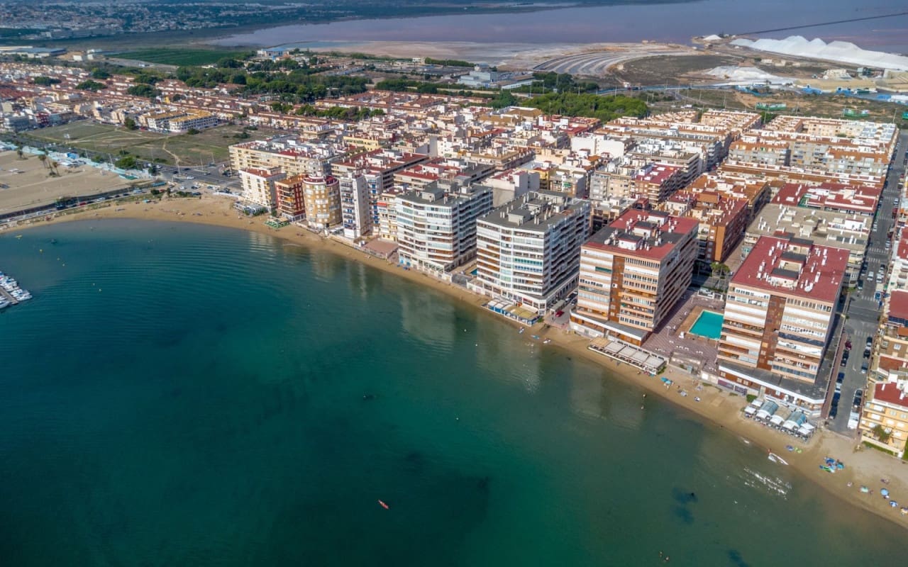 3 soveværelse Strandlejlighed til salg i Torrevieja med swimmingpool - € 359.000 (Ref: 9428164)