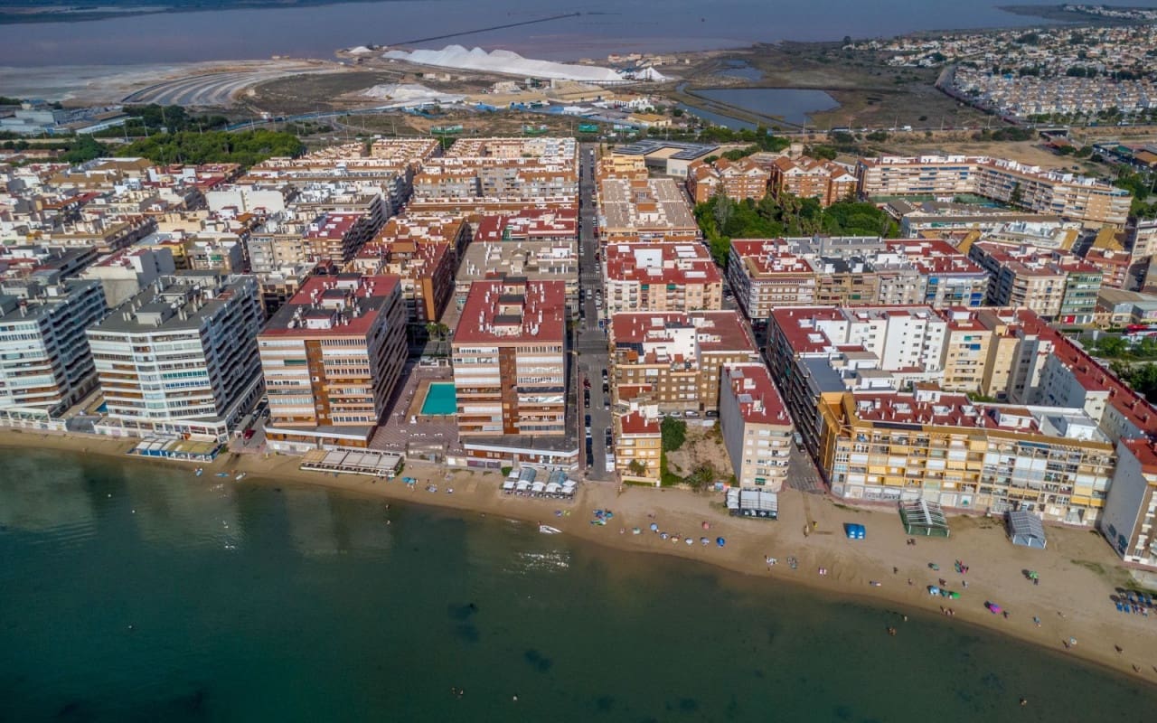 3 soveværelse Strandlejlighed til salg i Torrevieja med swimmingpool - € 359.000 (Ref: 9428164)