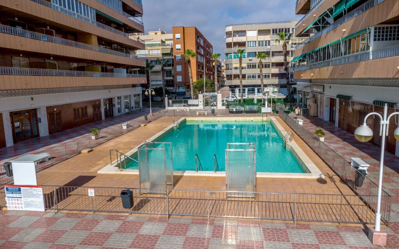 3 soveværelse Strandlejlighed til salg i Torrevieja med swimmingpool - € 359.000 (Ref: 9428164)