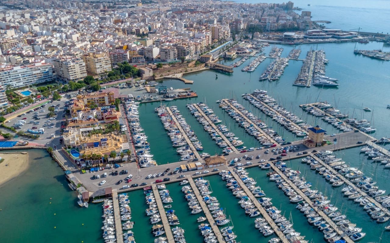 3 soveværelse Strandlejlighed til salg i Torrevieja med swimmingpool - € 359.000 (Ref: 9428164)