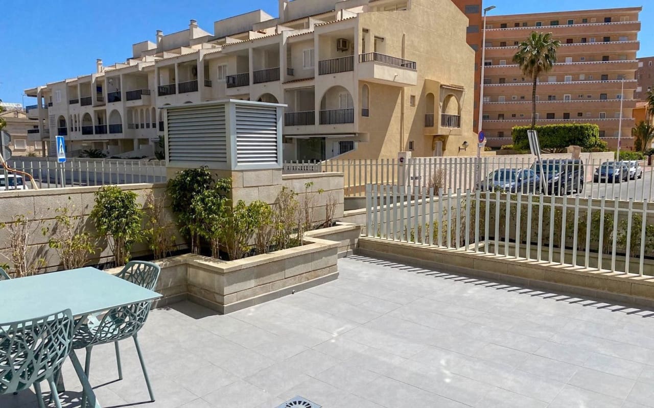 2 soveværelse Lejlighed til salg i Torrevieja med swimmingpool - € 340.000 (Ref: 9444759)