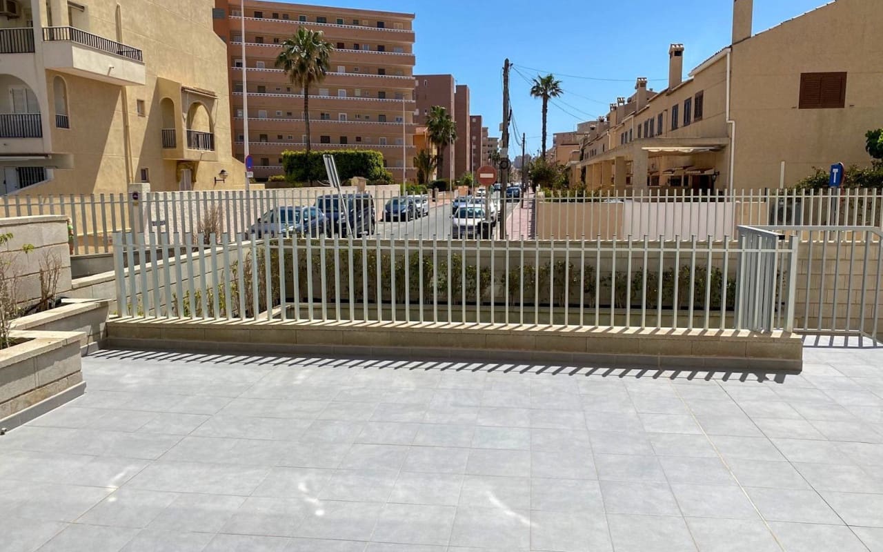2 soveværelse Lejlighed til salg i Torrevieja med swimmingpool - € 340.000 (Ref: 9444759)