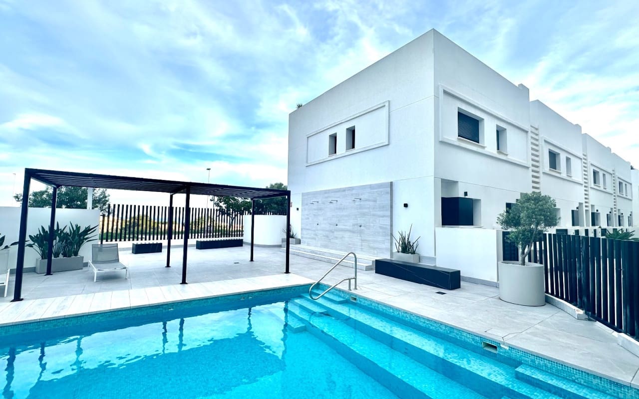 3 bedroom Apartment for sale in Guardamar del Segura with pool - € 375,000 (Ref: 9444760)