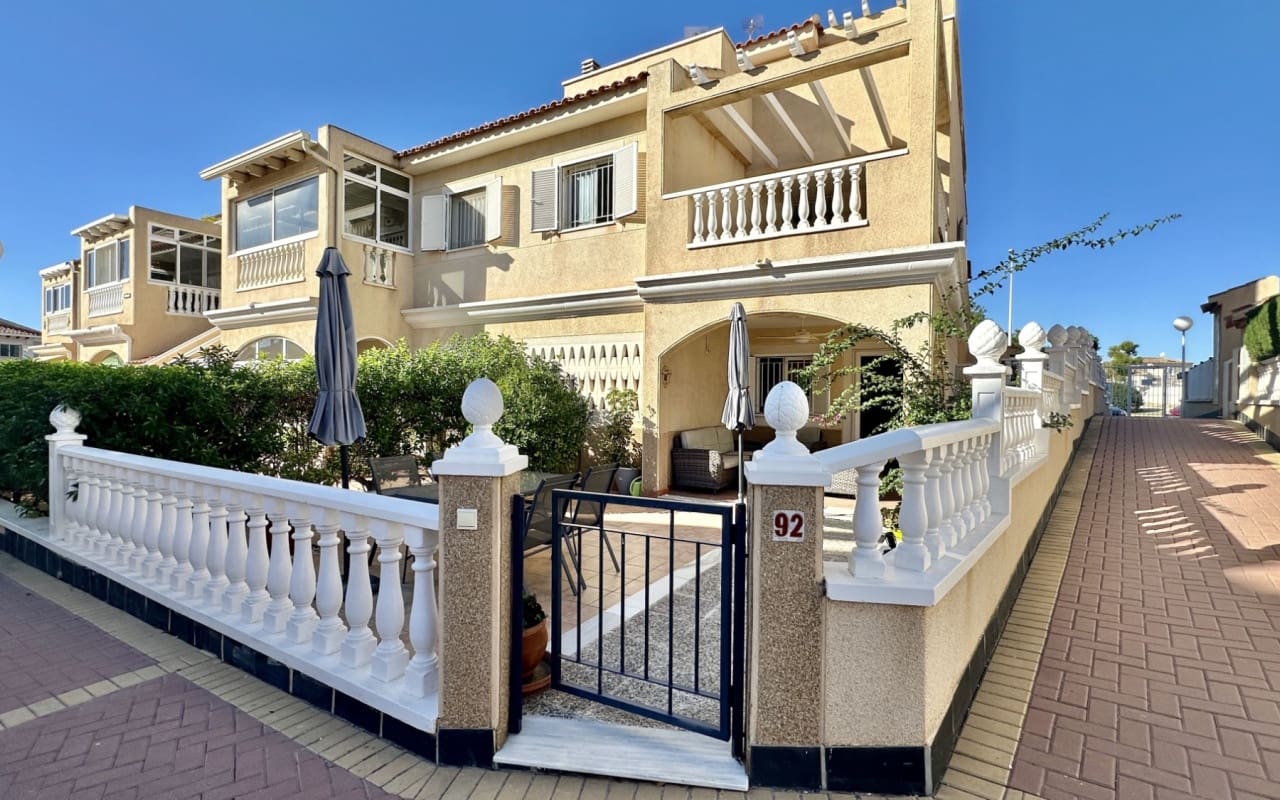 3 Zimmer Apartment zu verkaufen in Playa Flamenca mit Pool - 289.000 € (Ref: 9444761)