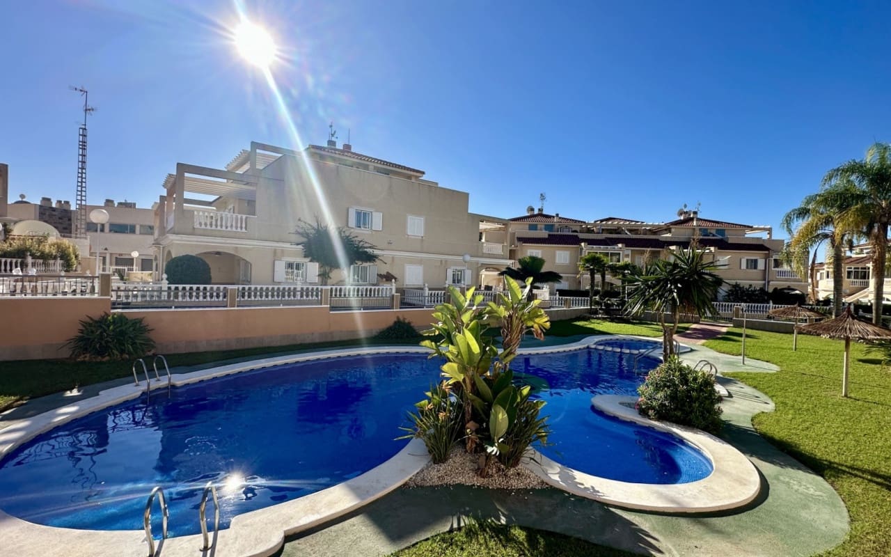 3 Zimmer Apartment zu verkaufen in Playa Flamenca mit Pool - 289.000 € (Ref: 9444761)