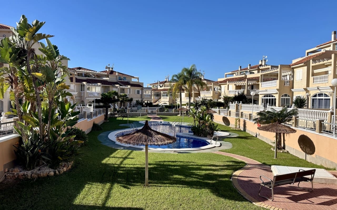 3 Zimmer Apartment zu verkaufen in Playa Flamenca mit Pool - 289.000 € (Ref: 9444761)