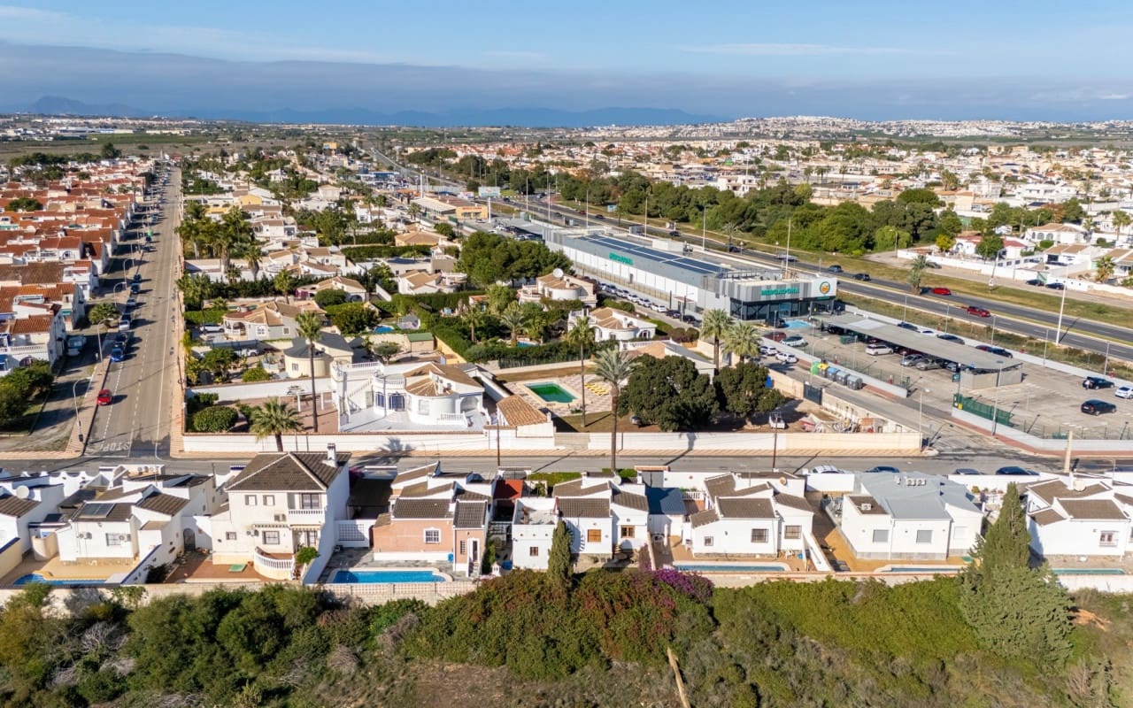 3 chambre Villa/Maison à vendre à Torrevieja avec piscine - 330 000 € (Ref: 9479349)