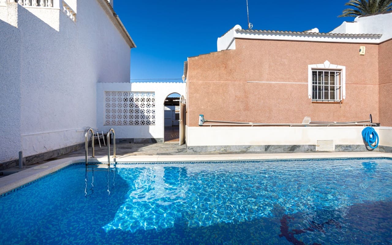 3 Zimmer Villa zu verkaufen in Torrevieja mit Pool - 330.000 € (Ref: 9479349)