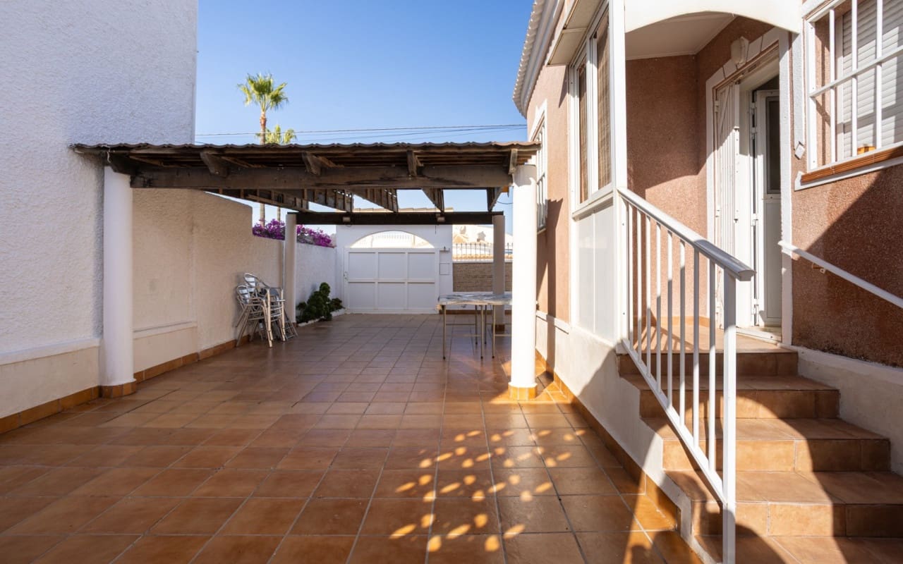 3 Zimmer Villa zu verkaufen in Torrevieja mit Pool - 330.000 € (Ref: 9479349)