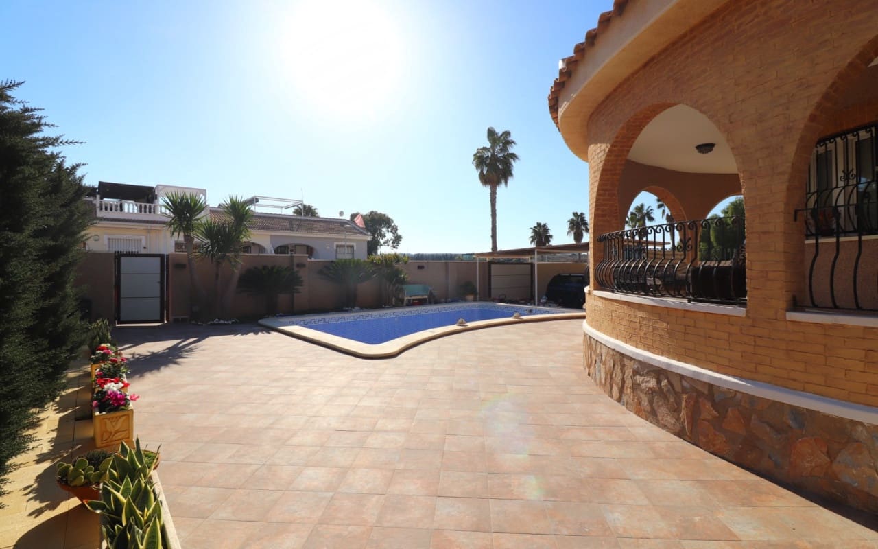 3 bedroom Villa for sale in Benijofar with pool - € 325,000 (Ref: 9479369)