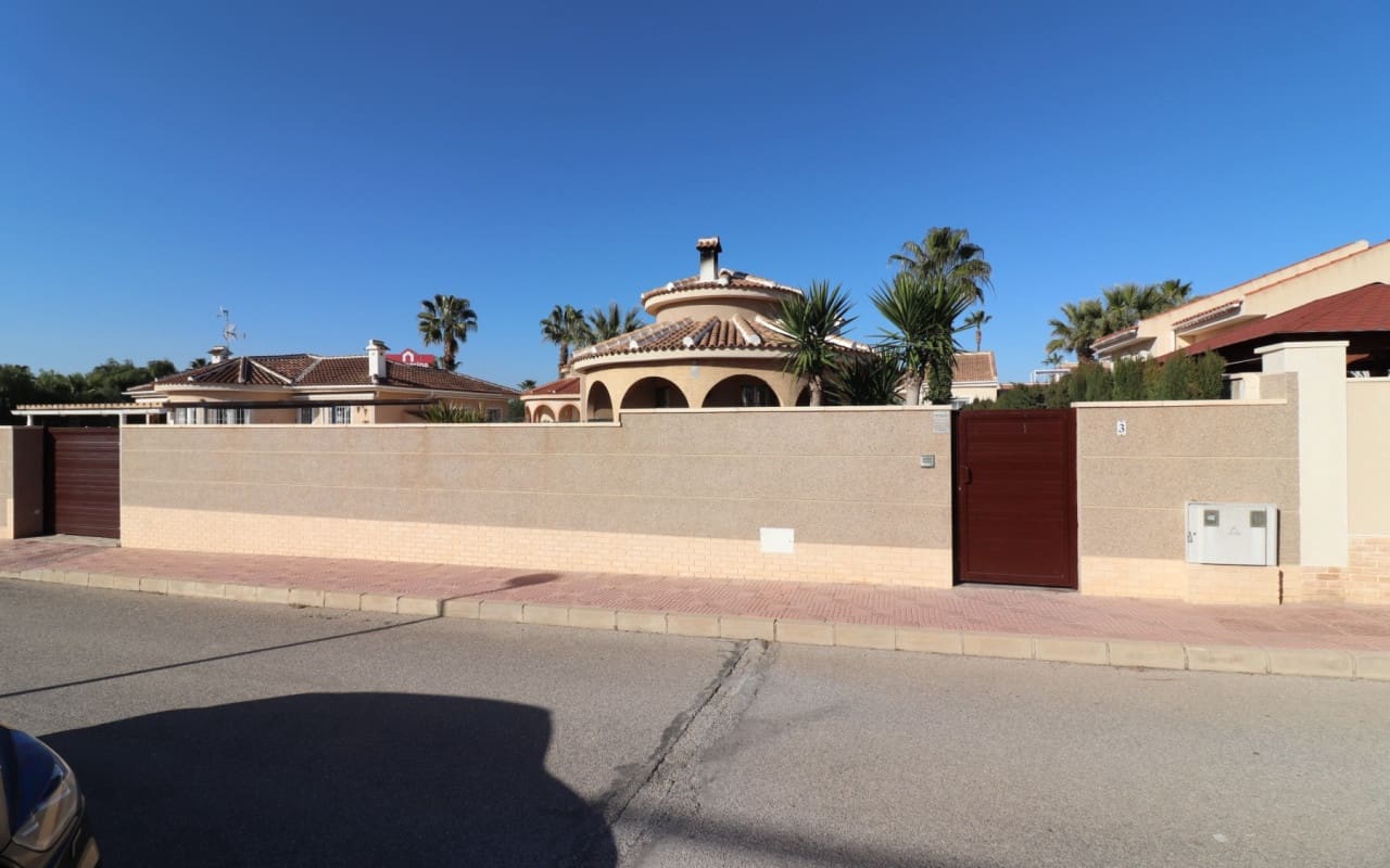 3 bedroom Villa for sale in Benijofar with pool - € 325,000 (Ref: 9479369)