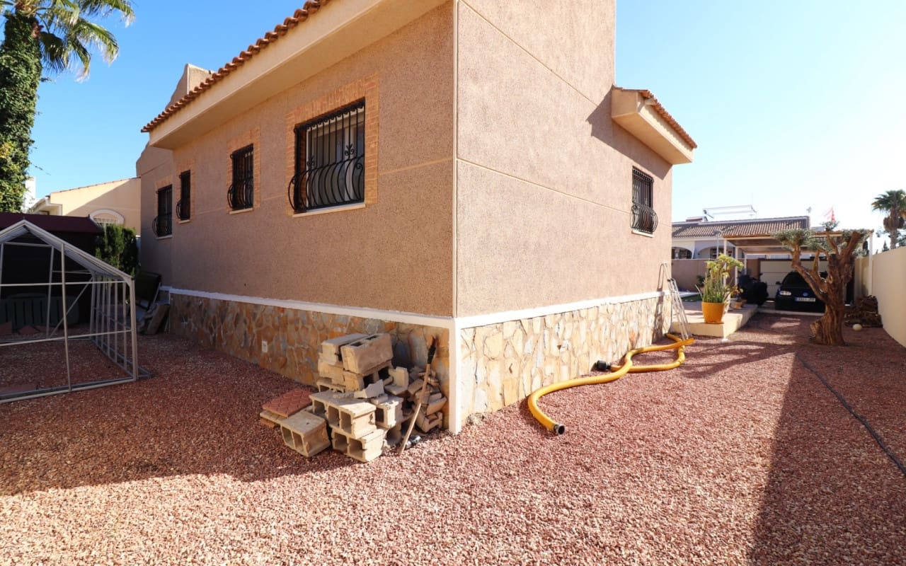 3 bedroom Villa for sale in Benijofar with pool - € 325,000 (Ref: 9479369)
