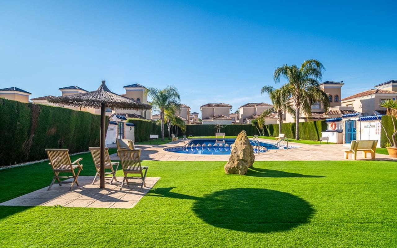 2 soveværelse Villa til salg i El Raso med swimmingpool - € 247.000 (Ref: 9548857)