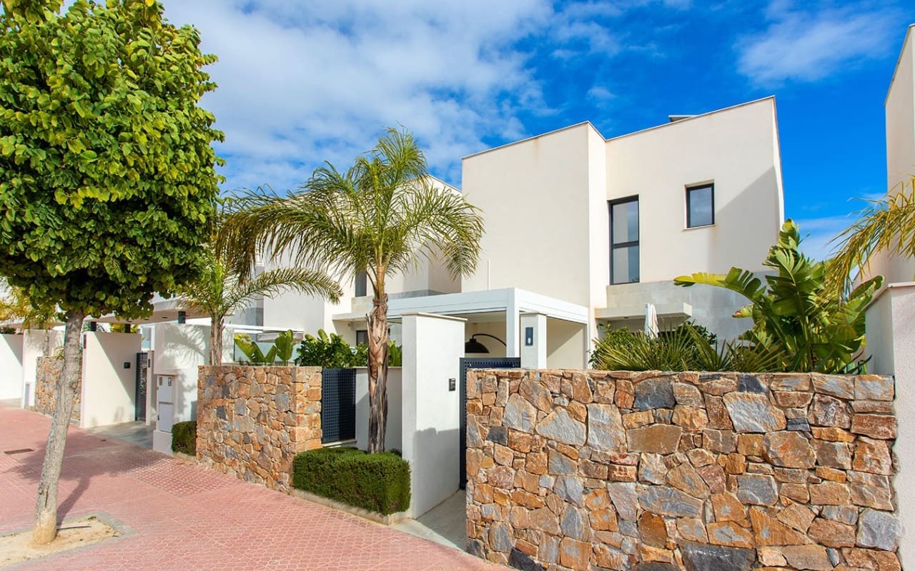 3 bedroom Villa for sale in Ciudad Quesada with pool garage - € 799,000 (Ref: 9549913)