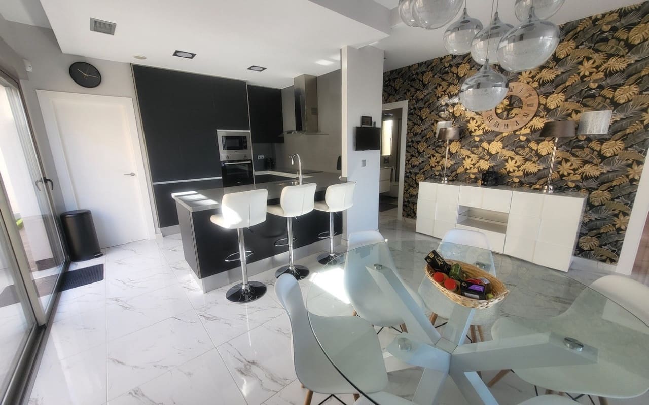 3 makuuhuone Huvila myytävänä paikassa Villamartin mukana uima-altaan - 400 000 € (Ref: 9558938)