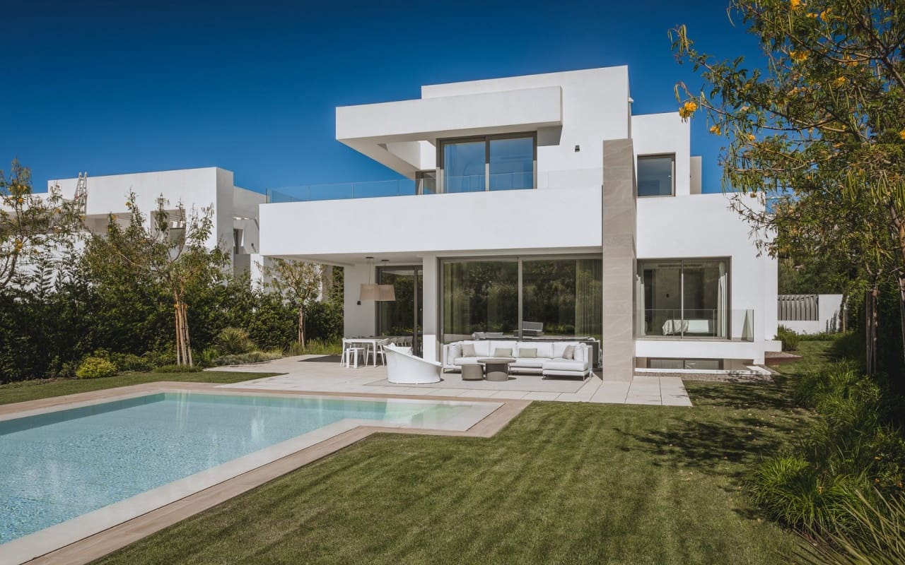 4 soveværelse Villa til salg i Estepona med swimmingpool - € 2.295.000 (Ref: 9569430)