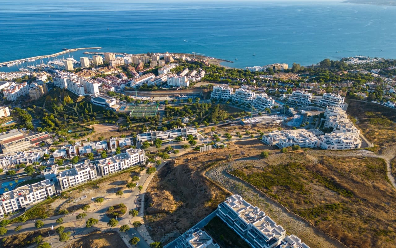 Apartamento de 3 habitaciones en Estepona en venta con piscina - 685.000 € (Ref: 9569948)