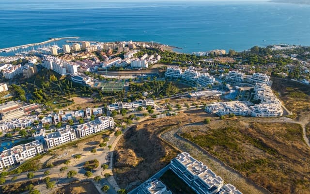Apartamento de 3 habitaciones en Huerta Nueva, Estepona en venta con piscina - 685.000 € (Ref: 9569948)