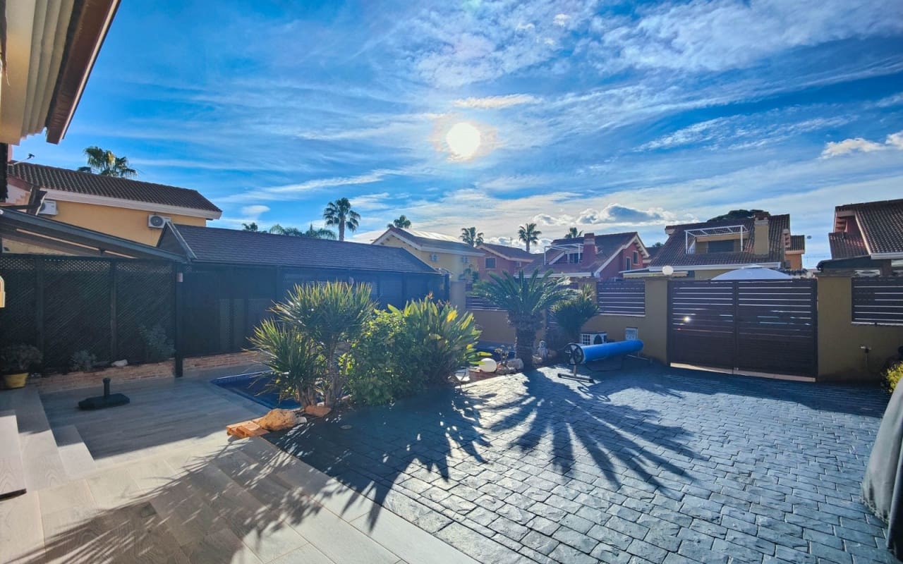 3 sypialnia Willa na sprzedaż w El Raso z basenem - 365 000 € (Ref: 9572121)