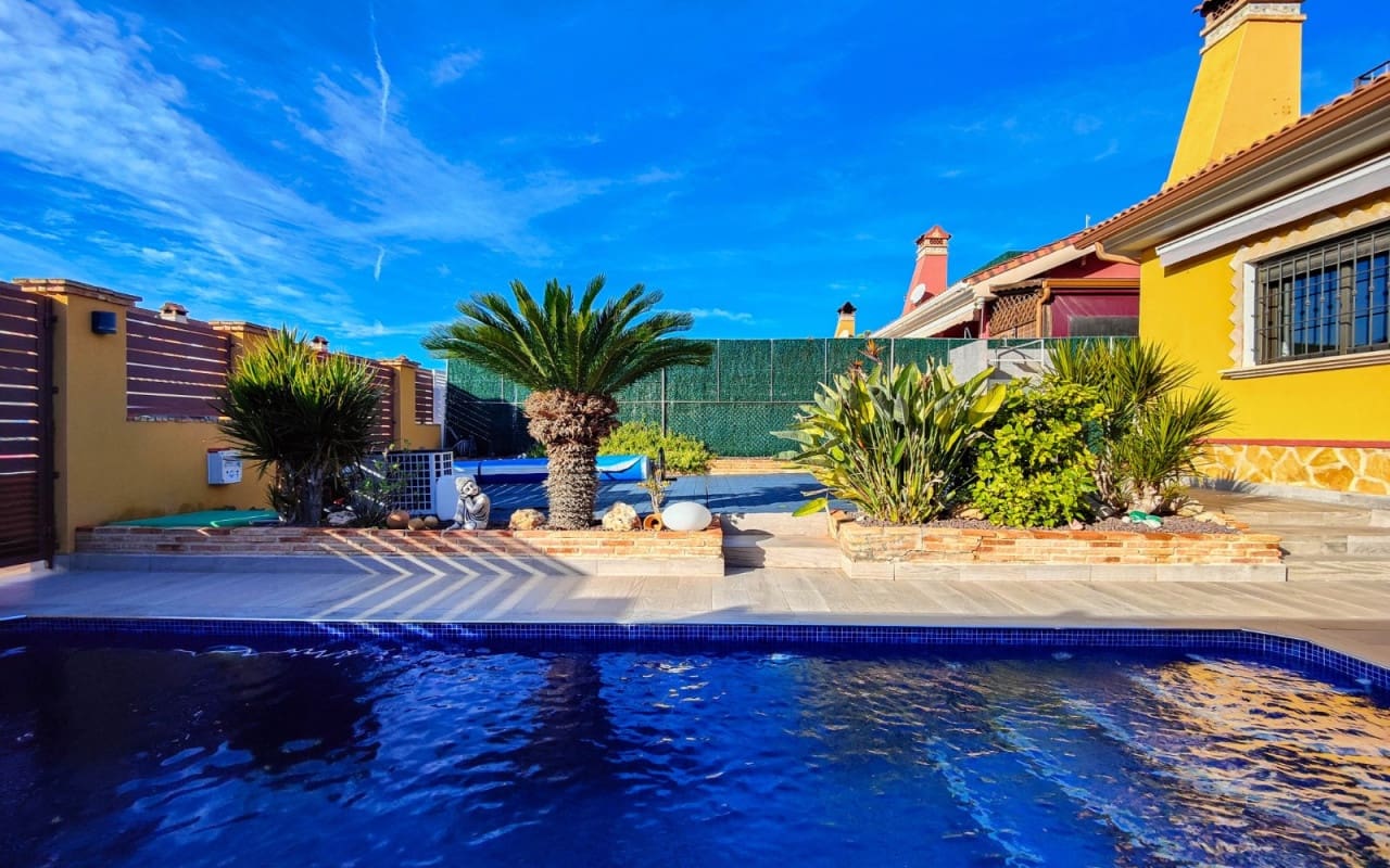 3 sypialnia Willa na sprzedaż w El Raso z basenem - 365 000 € (Ref: 9572121)