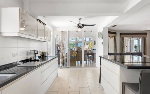 4 soveværelse Finca/Landehus til salg i Catral med swimmingpool - € 565.000 (Ref: 9572130)