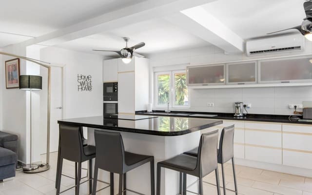 4 soveværelse Finca/Landehus til salg i Catral med swimmingpool - € 565.000 (Ref: 9572130)