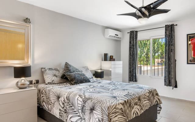 4 soveværelse Finca/Landehus til salg i Catral med swimmingpool - € 565.000 (Ref: 9572130)