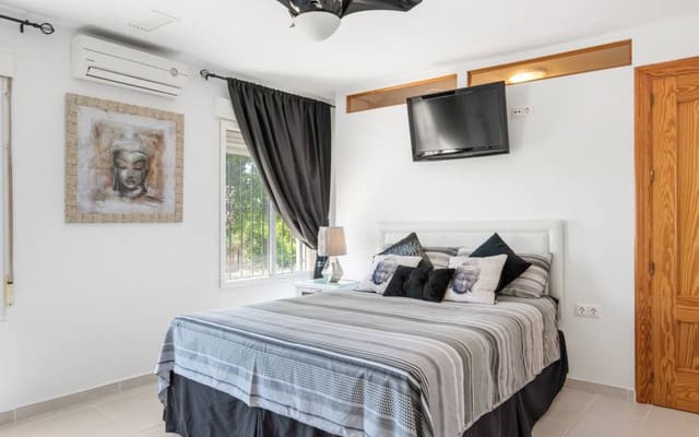 4 soveværelse Finca/Landehus til salg i Catral med swimmingpool - € 565.000 (Ref: 9572130)