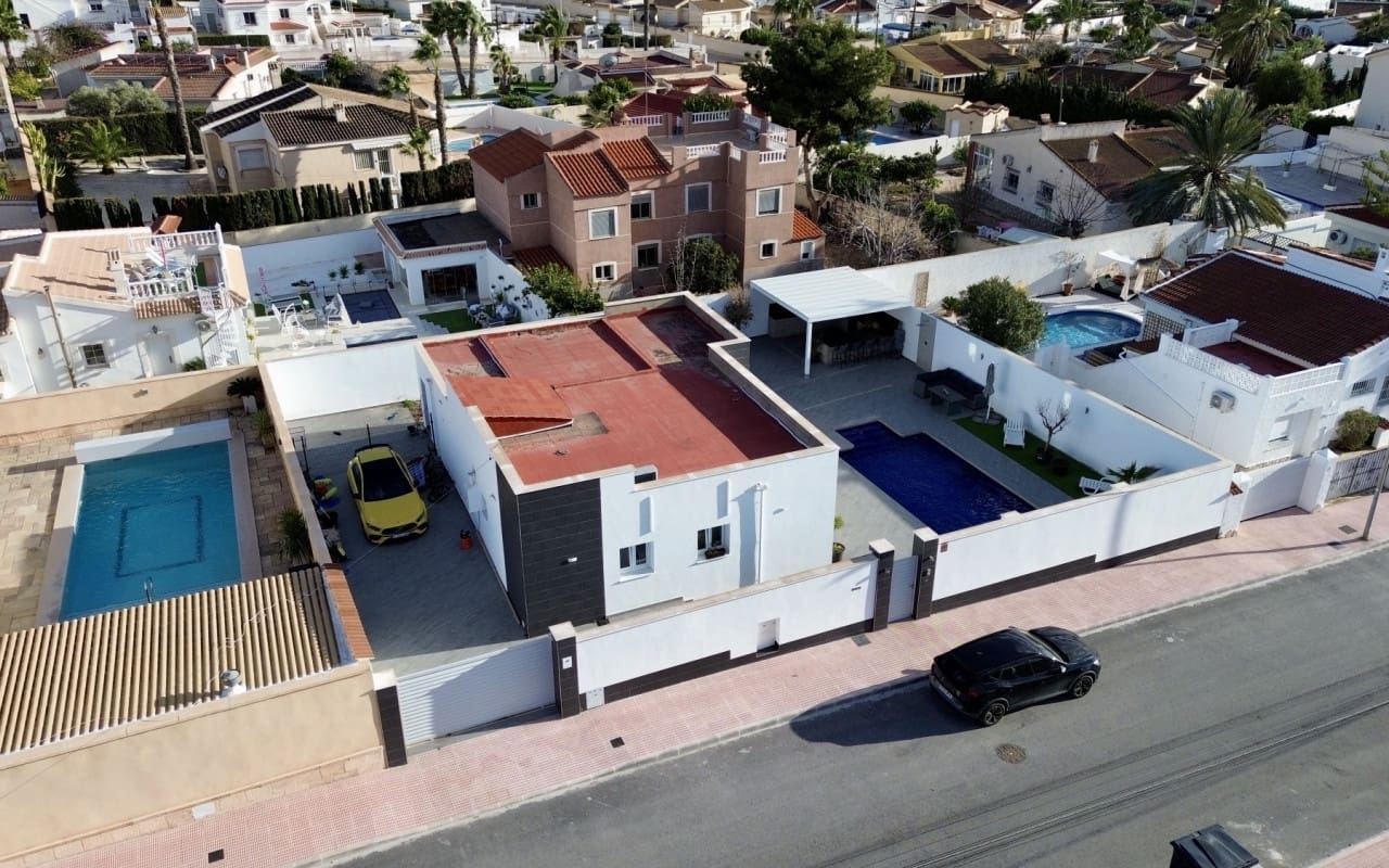 5 makuuhuone Huvila myytävänä paikassa Ciudad Quesada mukana uima-altaan - 498 000 € (Ref: 9602995)