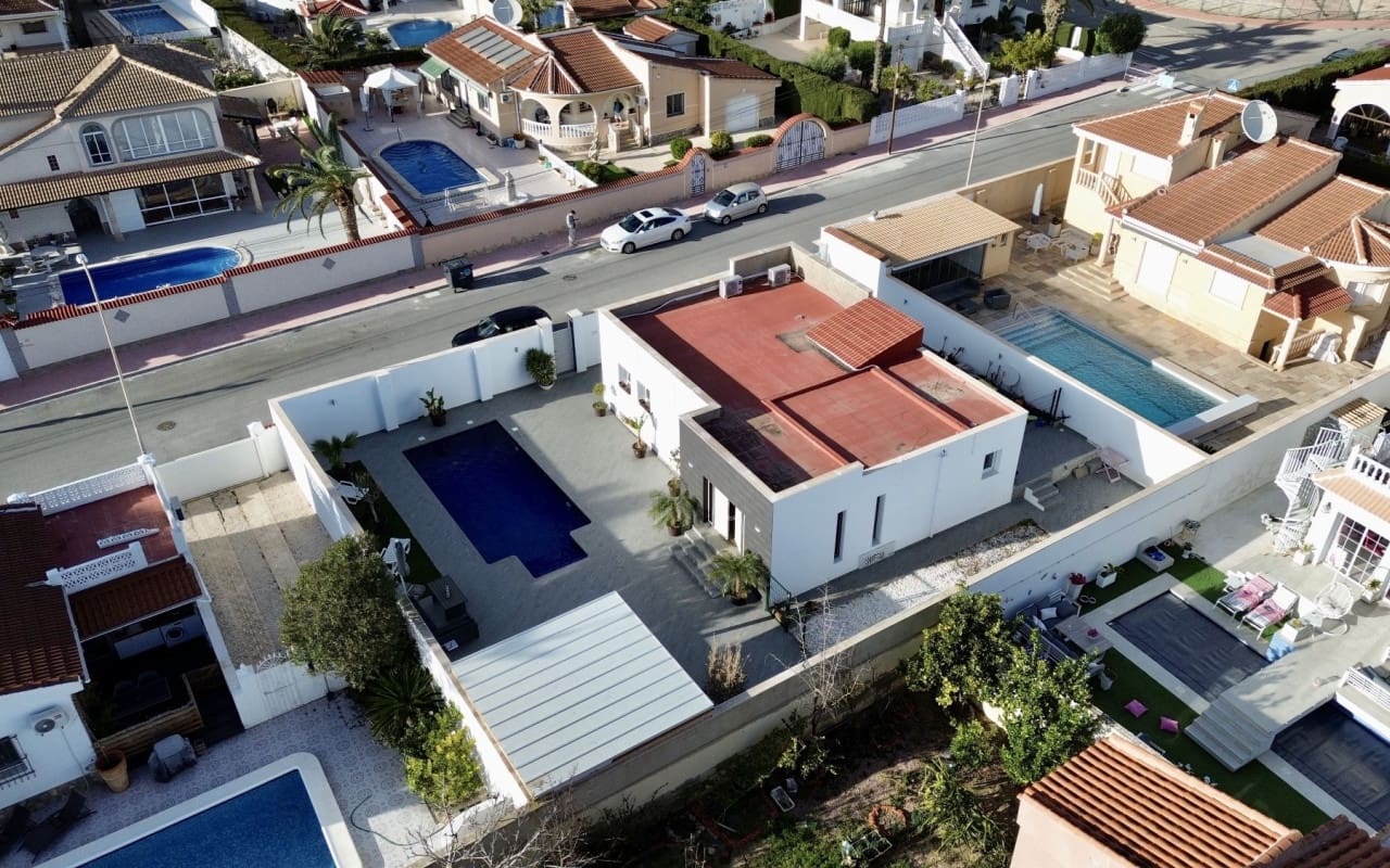 5 makuuhuone Huvila myytävänä paikassa Ciudad Quesada mukana uima-altaan - 498 000 € (Ref: 9602995)