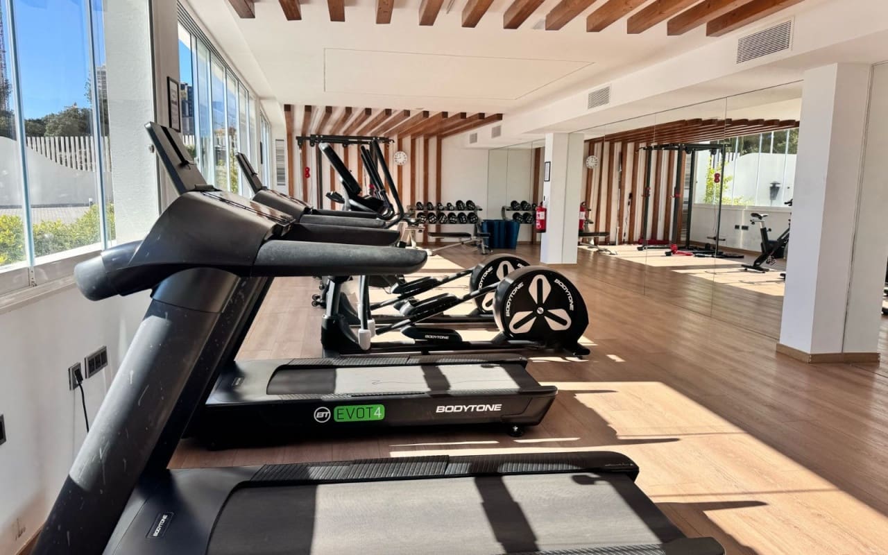 2 bedroom Beach Apartment for sale in Benidorm with pool - € 540,000 (Ref: 9626341)